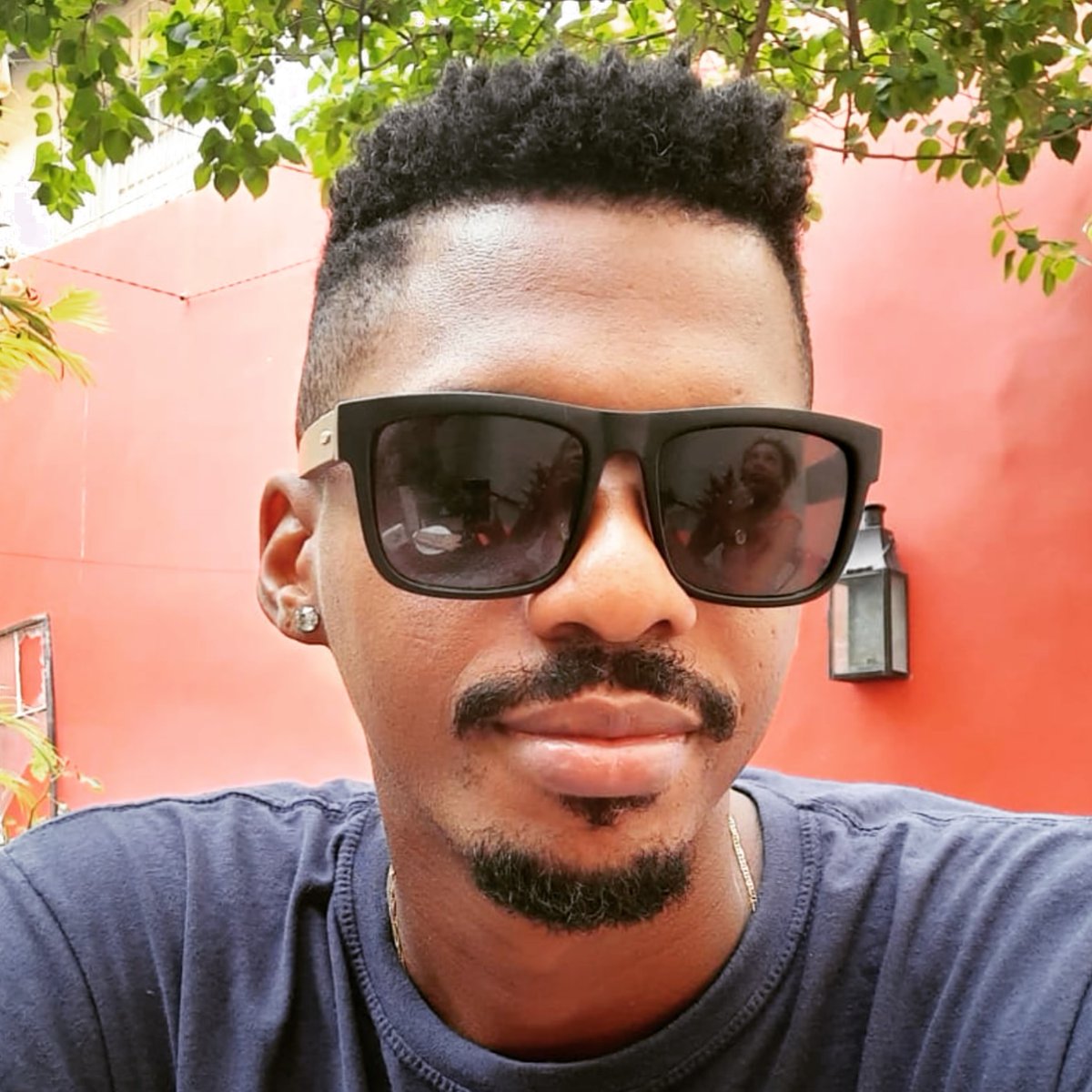Andre__2M's tweet photo. " Um sorriso negro
Um abraço negro
Traz felicidade
Negro sem emprego
Fica sem sossego
E negro é a raiz da liberdade "
#negro 
#preto https://t.co/ibrmNOSGqK