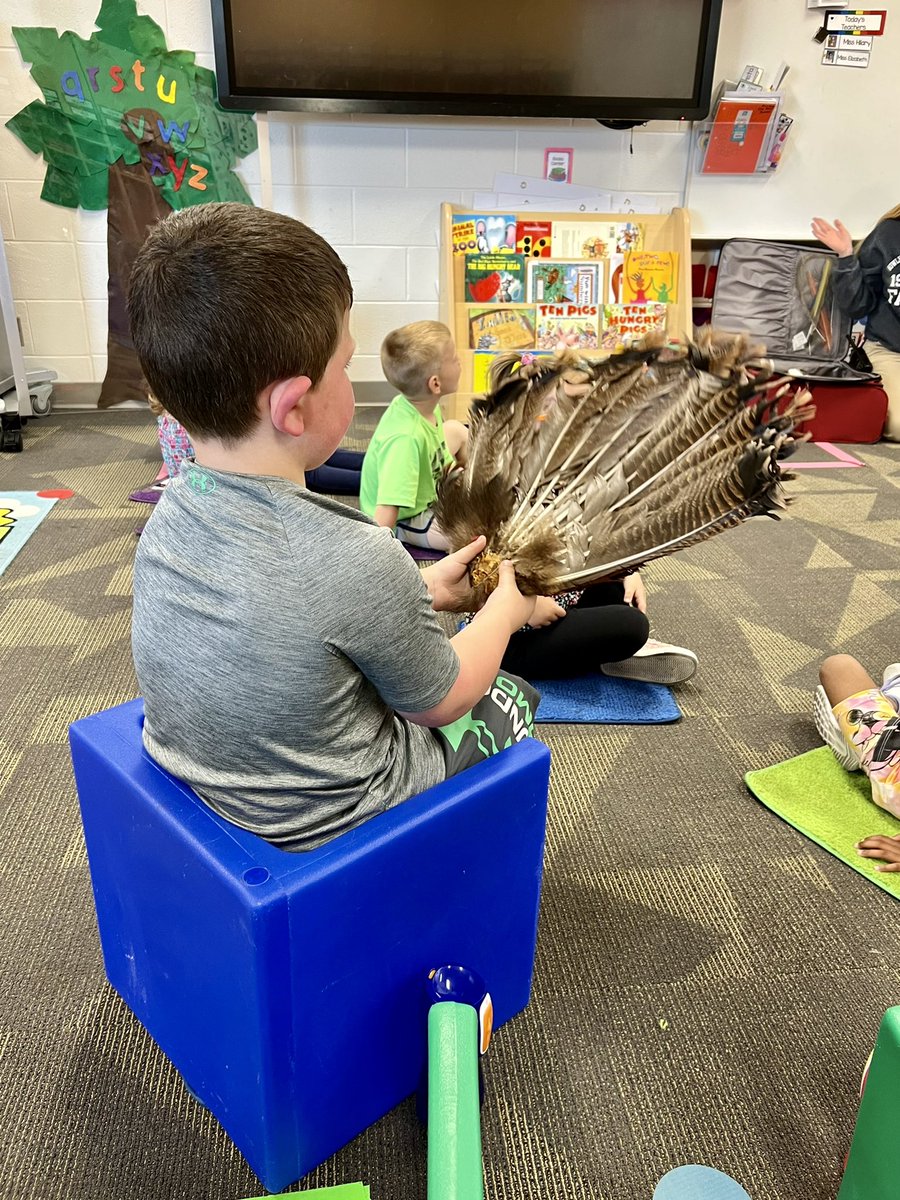 prekrangers's tweet photo. The @ToledoZoo brought some fossils to our classroom today! Thank you to Miss K for giving two awesome presentations on zoo animals! #NorthwoodProud https://t.co/skOhVQJftv