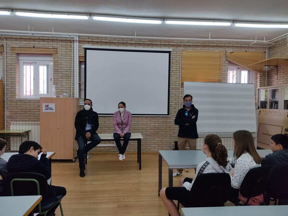 cpb_ileonor's tweet photo. ¡Todo preparado para el "Paso al Instituto" de nuestros alumnos de sexto de Primaria!. Visita al @IESSAG  un Equipazo de lujo que nos recibió con los brazos abiertos. Nuestros alumnos, no solo van bien preparados académicamente, van con ganas e ilusión a su NUEVA ETAPA @juvensag https://t.co/qw4qVH1f5e