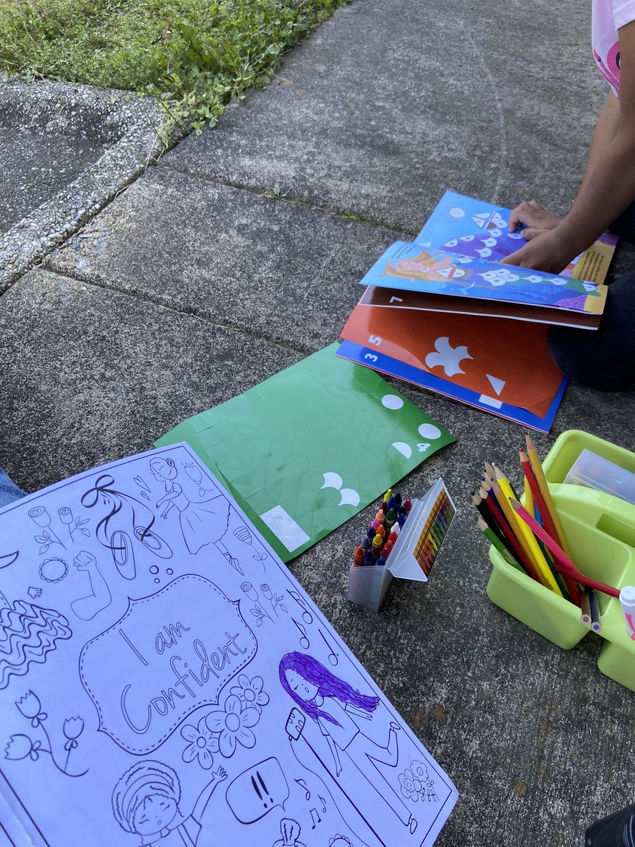 SELjrobinson's tweet photo. love our outdoor campus, especially on warm days ☀️🖍@SpotswoodElem https://t.co/IbPXF1cUha