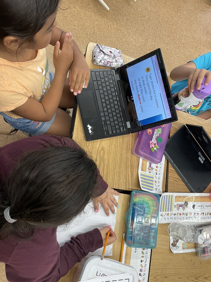 Today we helped our first grade buddies research their animals for their animal research project! <a href="/SEM_Dalers/">SEM Dalers</a> <a href="/MissCPalladino/">Ms. Palladino</a> 🐙🐳🦓🦁