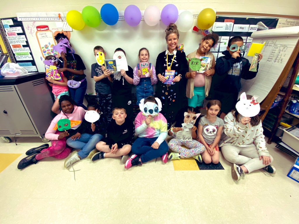 MeganGWCS's tweet photo. Dress like your favorite character! The kids had so much fun!!! @warrenschools #LincolnPrideWCS #Lincolnrocks https://t.co/TGIyZ8MFRK