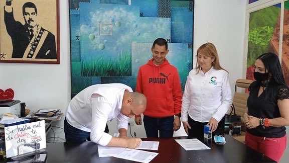meridaalcaldia's tweet photo. Alcalde @jesusaraque21 oficializó este martes 17 de Mayo convenio con Clinisalud. 

Este acuerdo será de atención primaria en beneficio de los trabajadores de la alcaldía.

#meridaciudadderetos https://t.co/3hgmodR7Eq