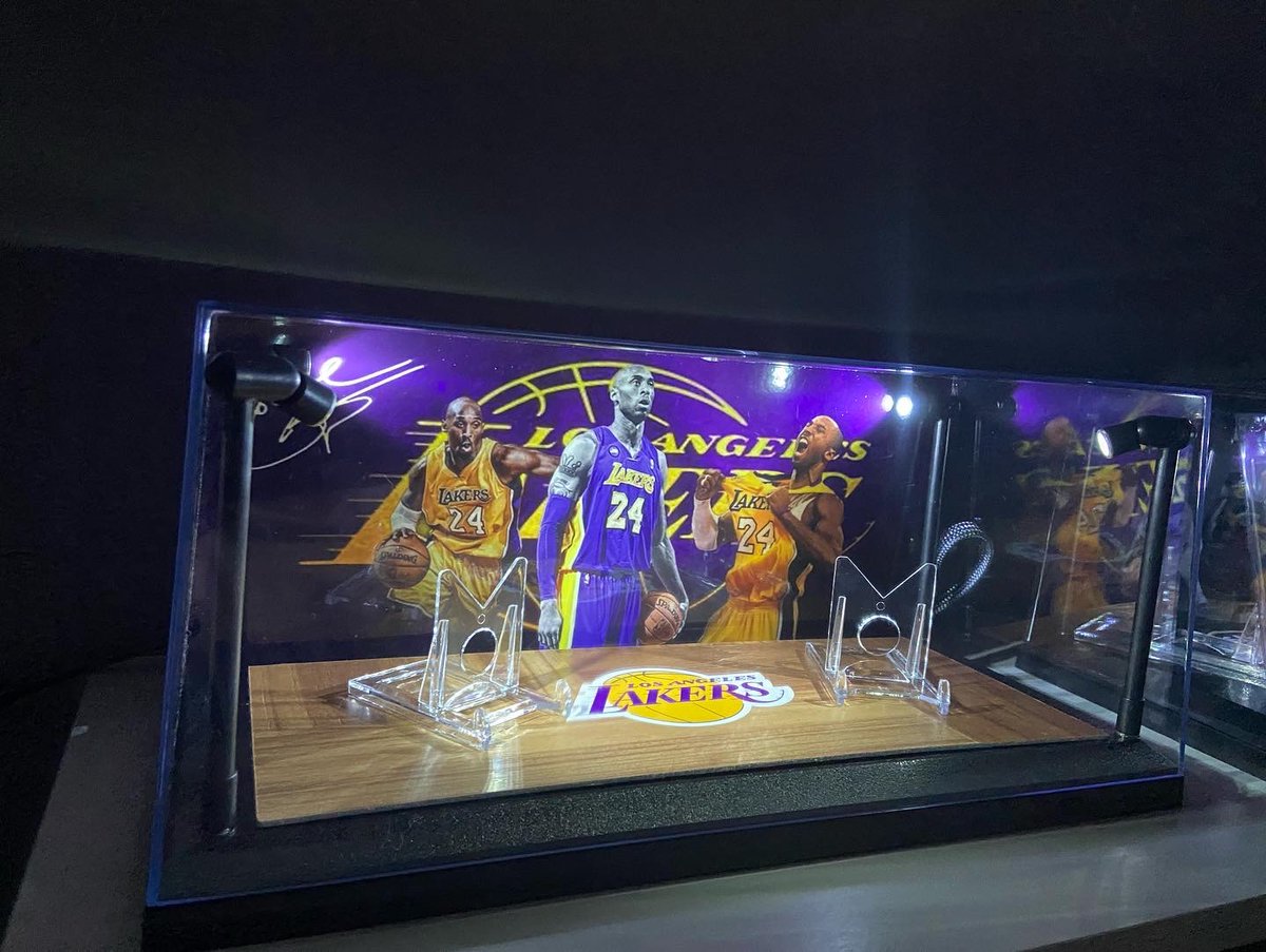 BReese01376963's tweet photo. @brian_pelose @SWISportsCards @sports_sell Case info 
225$ shipped 
4 Swivel LED lights
Battery operated (Batteries included)
On and off push button
USB port- includes USB chord
2 adjustable Card stands
Fits 2-3 graded PSA/BGS
Custom flooring with logo
Exterior Dimensions: : 15.5" L x 6.5" W x 6.5" H https://t.co/S56GVMUrz4