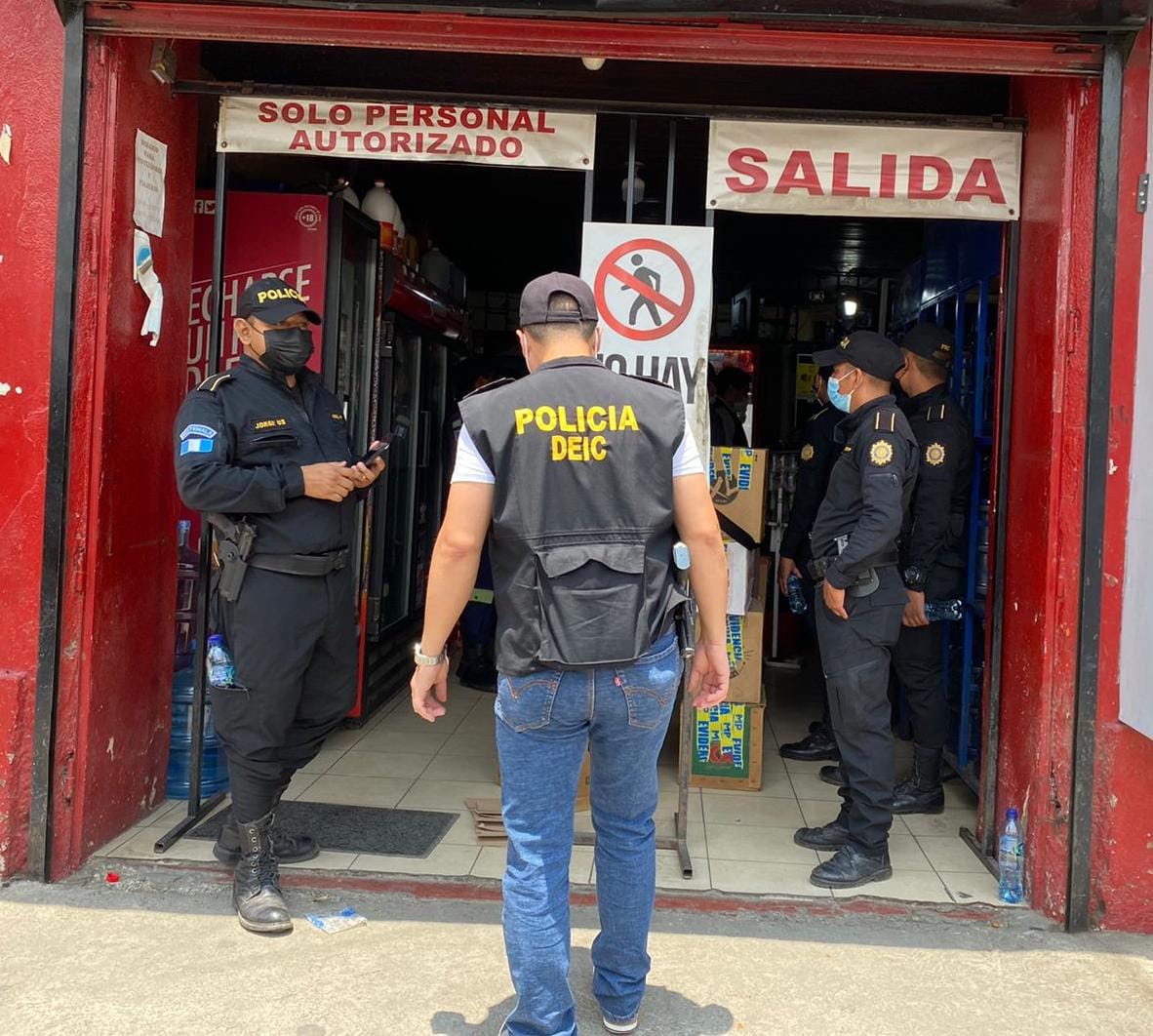 EUSanMarcos's tweet photo. #EUNacionales | Autoridades realizaron tres allanamientos en Quetzaltenango, San Pedro Sacatepéquez y #SanMarcos, en busca de indicios de mercadería de contrabando. #U983 https://t.co/z59gslGB85