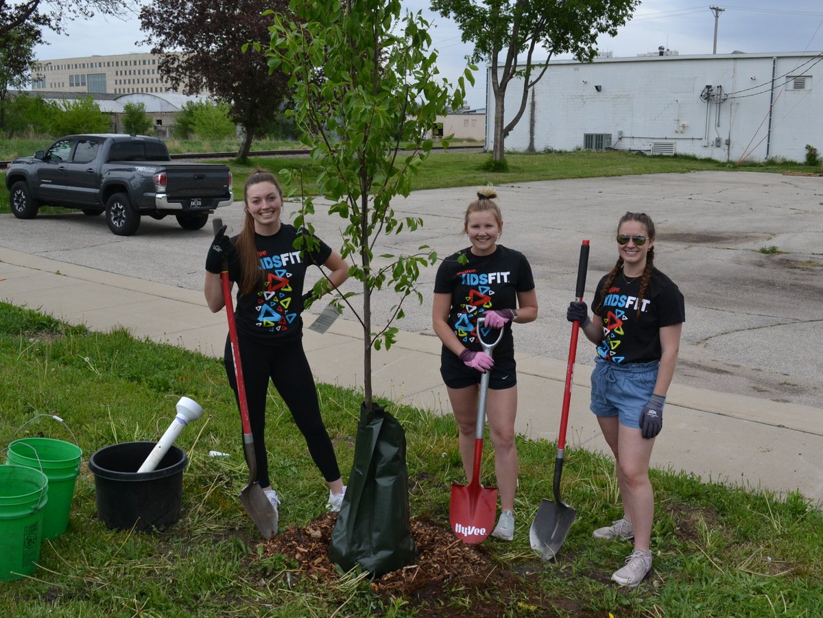 Trees_Forever's tweet photo. What a great day to be planting in Cedar Rapids alongside our friends at @HyVee! The crew helped plant 44 new trees to replace the canopy lost in the 2020 derecho. Thank you to the employee volunteers and our partners at @arborday for making today's work possible! #HyVeeOneStep https://t.co/JkNoUBifSH