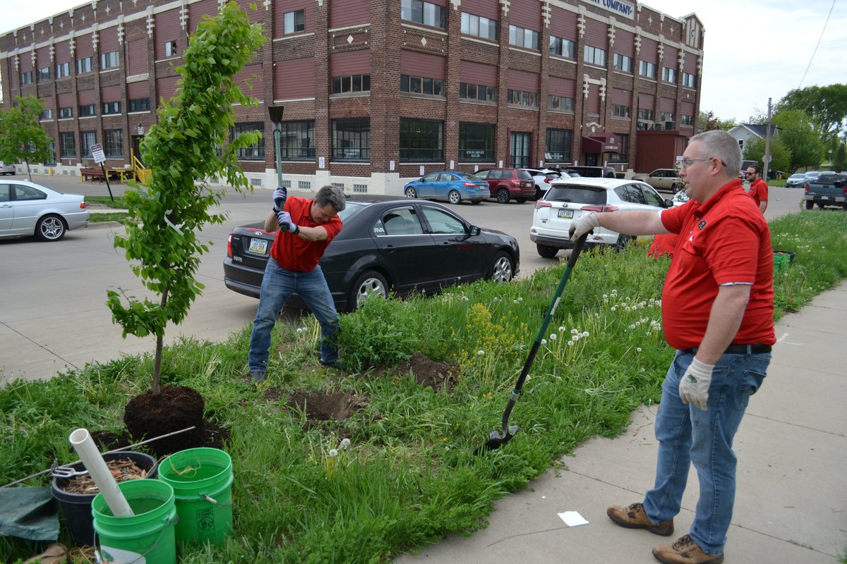Trees_Forever's tweet photo. What a great day to be planting in Cedar Rapids alongside our friends at @HyVee! The crew helped plant 44 new trees to replace the canopy lost in the 2020 derecho. Thank you to the employee volunteers and our partners at @arborday for making today's work possible! #HyVeeOneStep https://t.co/JkNoUBifSH