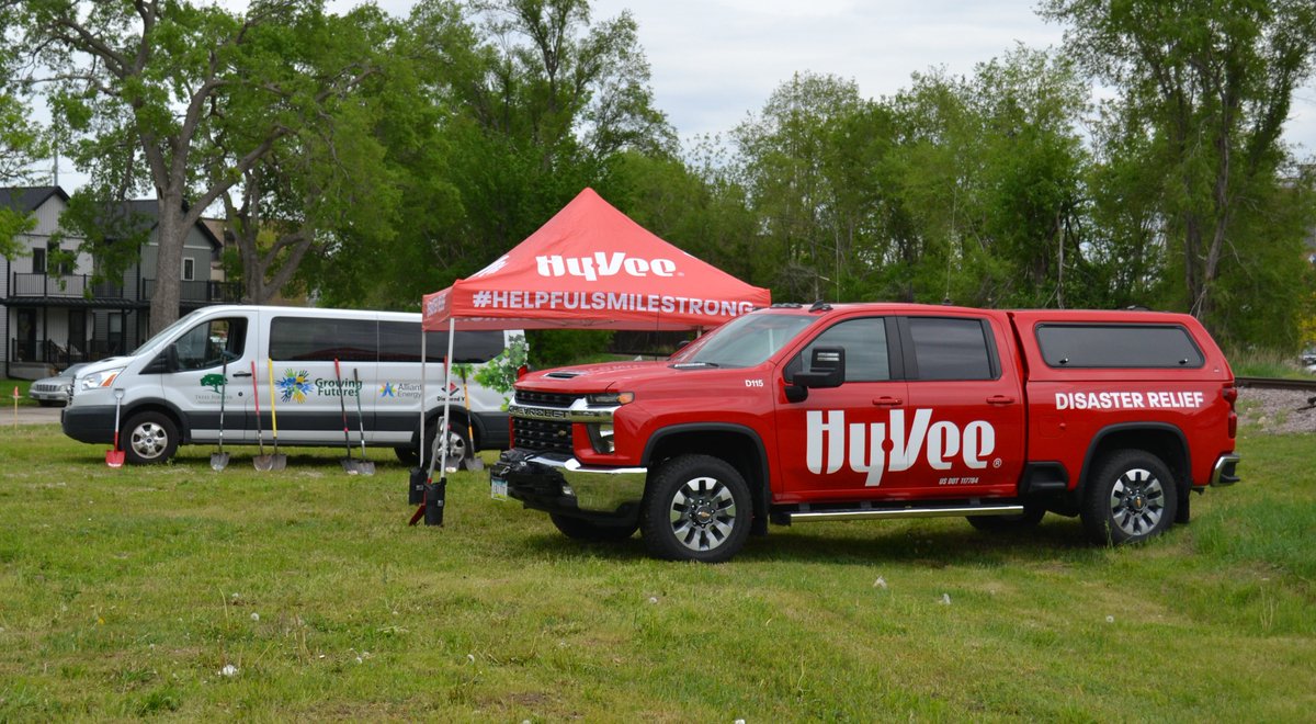Trees_Forever's tweet photo. What a great day to be planting in Cedar Rapids alongside our friends at @HyVee! The crew helped plant 44 new trees to replace the canopy lost in the 2020 derecho. Thank you to the employee volunteers and our partners at @arborday for making today's work possible! #HyVeeOneStep https://t.co/JkNoUBifSH
