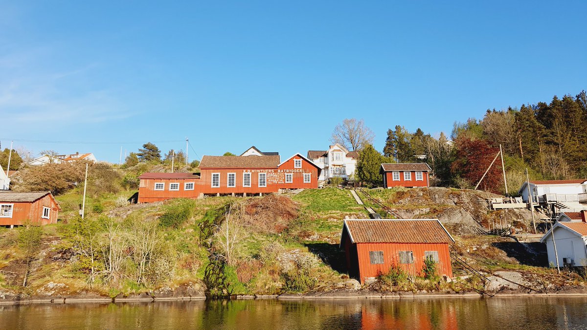 Stepbys24962294's tweet photo. Savez- vous pourquoi certaines maisons suédoises sont peintes en rouge et d' autres en jaune? #Sweden #nordiclife #sailing #enjoyinglife https://t.co/0jybOmqbGx