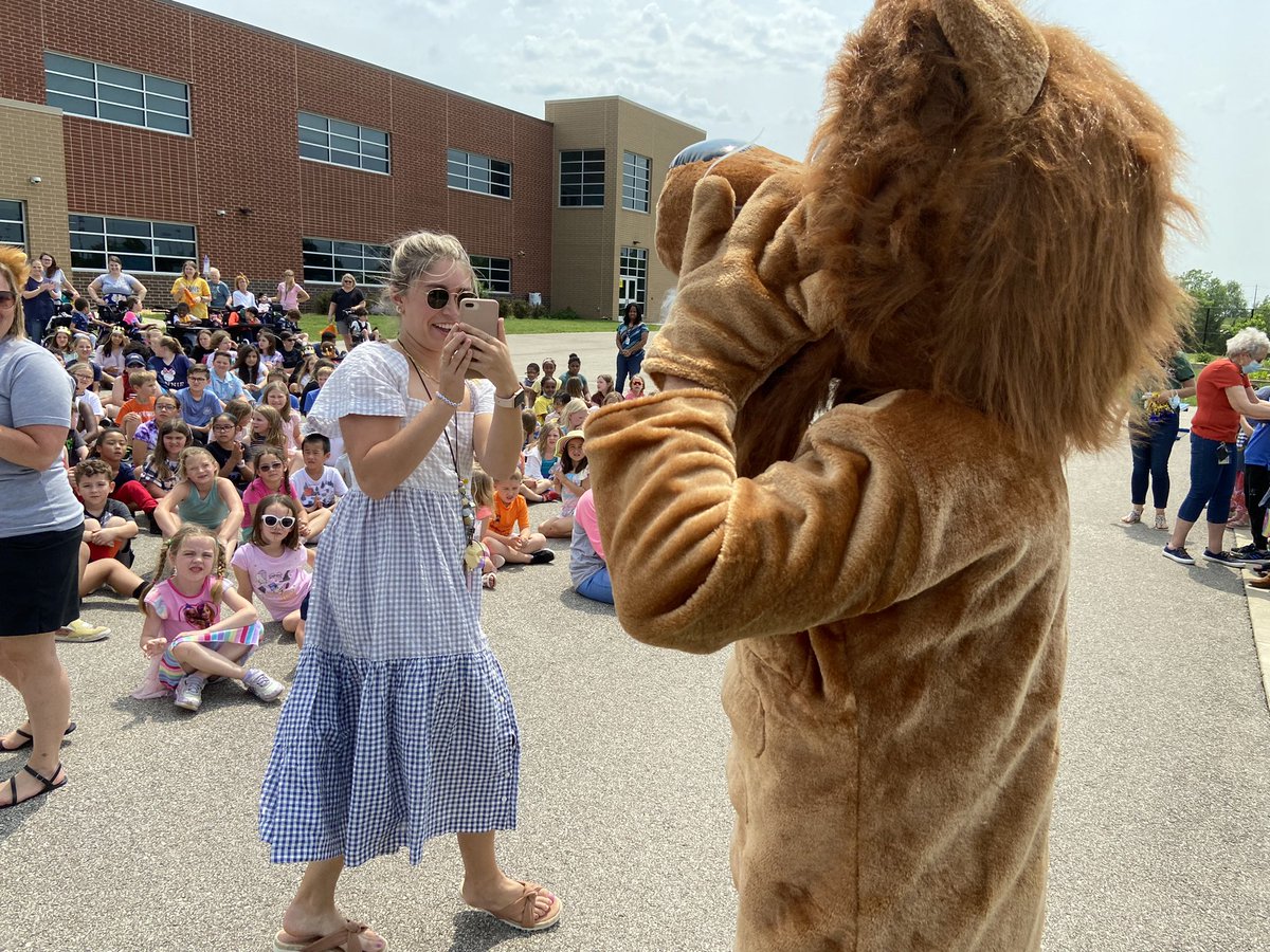QuickSMSD's tweet photo. Shoutout @DumontSMSD for FaceTiming a family of a Lion Pride award winner who couldn’t be at school today to accept the award, but still got to be part of the ceremony! #Relationships @LHLionsSMSD https://t.co/DGA8Jd8qn4
