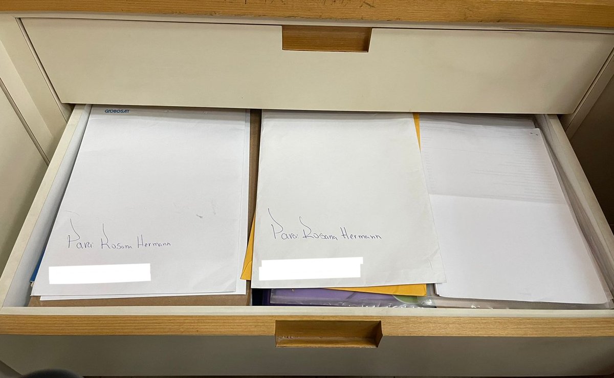 rosana's tweet photo. 1. Sabe o que tem nesse gavetão cheio até a boca? 
26 anos de contratos de prestação de serviço como roteirista, criadora, palestrante. Mas há 3 anos  não boto UM envelope com papéis nessa gaveta. 
Sabe por quê? Explico nesse 🧵
Dica: @DocuSignBR 
#docusign #publi https://t.co/w3o3o1oARM