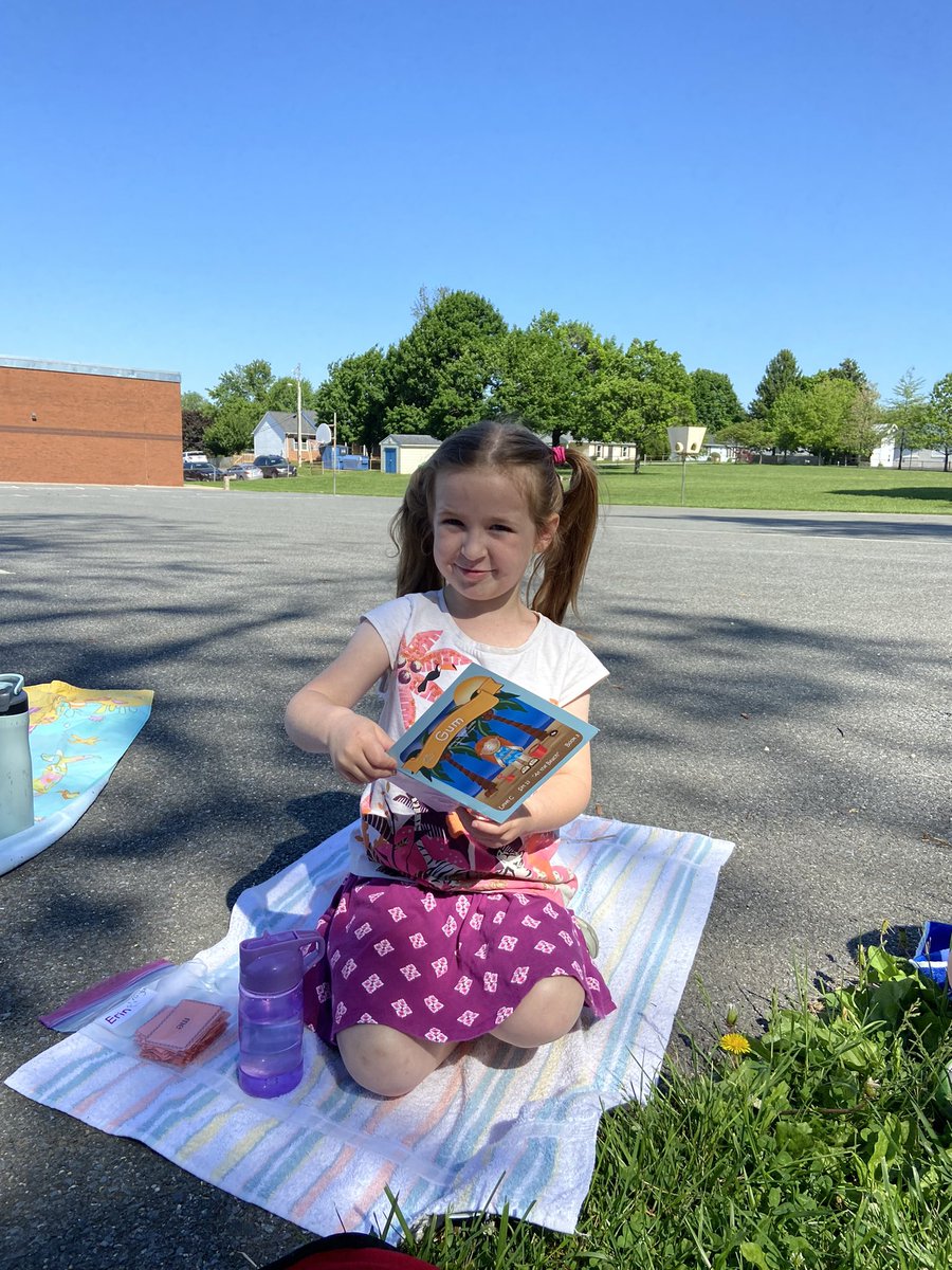 FCPS_JenTrueK's tweet photo. We did reading groups Oo-outside for our end of year backward alphabet countdown! #NMWRoars https://t.co/sECW9mrTe0