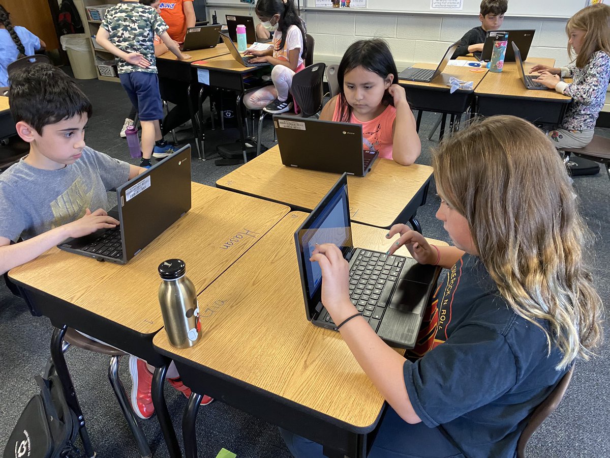 MrsFoley_SD54's tweet photo. Thankful Day means writing emails to teachers we are thankful for…past &amp; present. ❤️ #Thankful @HanoverHuskies https://t.co/o9cWQLGodB
