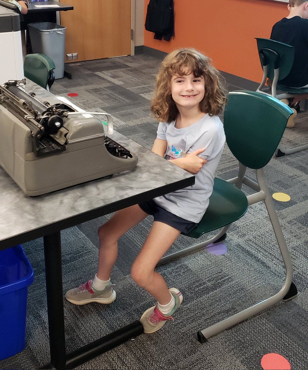 MsTcomputers's tweet photo. Madison Place students are exploring older technology this week! @MadisonPlaceK5 https://t.co/kD5X8OLOw9