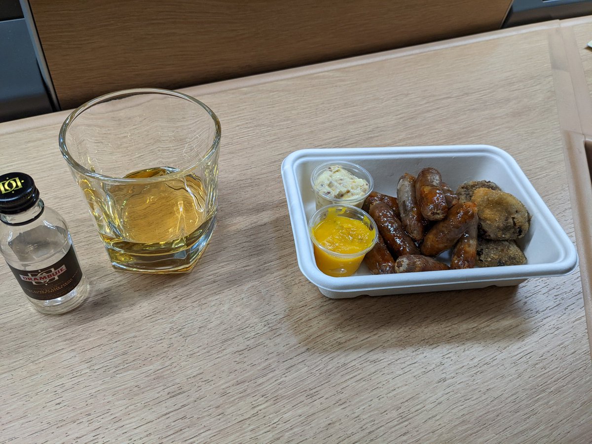 BPackersGuide's tweet photo. A fellow traveller in the @_DiningCar of the Caledonian Sleeper let me take this picture of his food: Mini sausages and haggis bon bons with a tiny whisky - a truly Scottish starter. 

#Scotland #Backpacking #UK #OvernightTrain #TrainTravel #DiningCar #Speisewagen https://t.co/NaklIkVczR