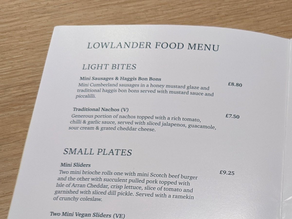 BPackersGuide's tweet photo. A fellow traveller in the @_DiningCar of the Caledonian Sleeper let me take this picture of his food: Mini sausages and haggis bon bons with a tiny whisky - a truly Scottish starter. 

#Scotland #Backpacking #UK #OvernightTrain #TrainTravel #DiningCar #Speisewagen https://t.co/NaklIkVczR
