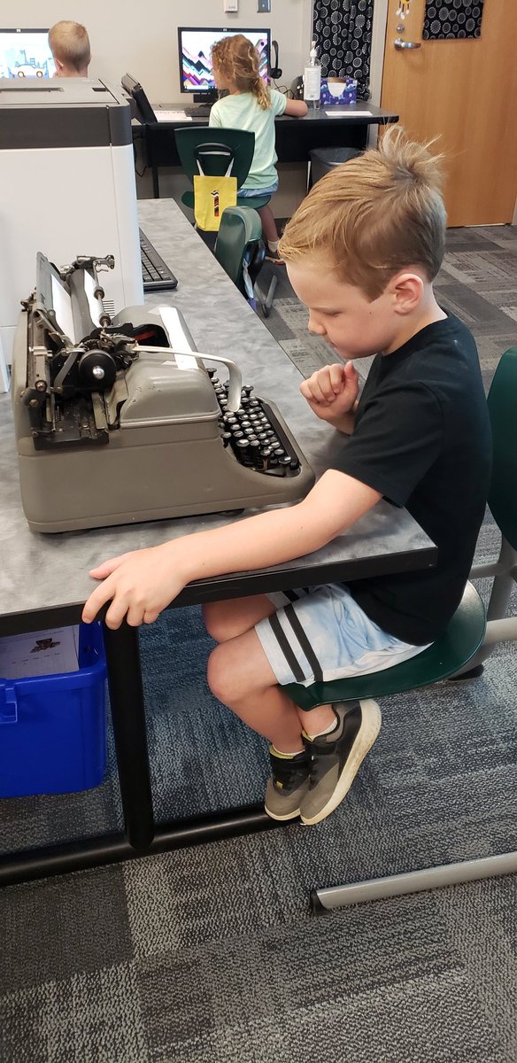 MsTcomputers's tweet photo. Madison Place students are exploring older technology this week! @MadisonPlaceK5 https://t.co/kD5X8OLOw9