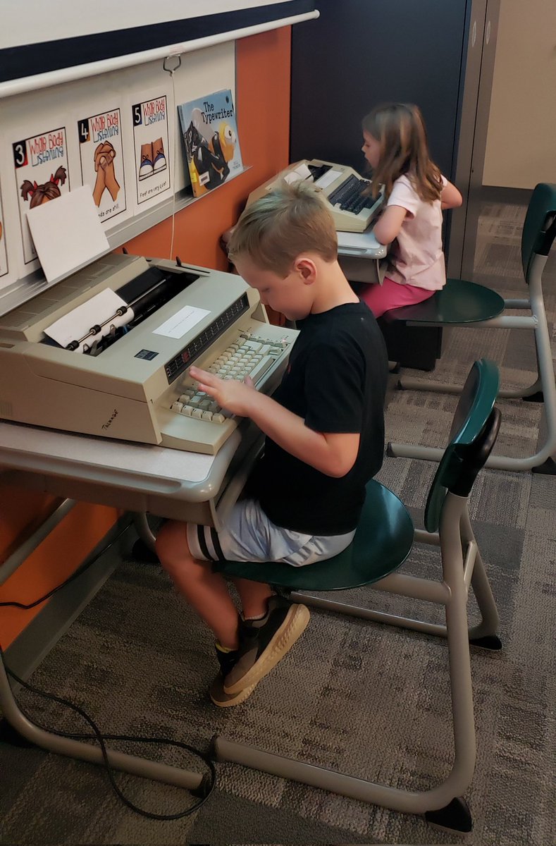 MsTcomputers's tweet photo. Madison Place students are exploring older technology this week! @MadisonPlaceK5 https://t.co/kD5X8OLOw9