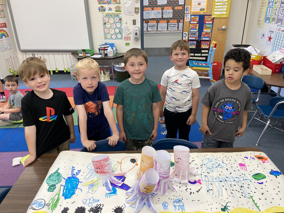 FCPS_JenTrueK's tweet photo. Students were so proud of their murals-they used planning and teamwork! #NMWRoars https://t.co/rMRF0ZWJxg