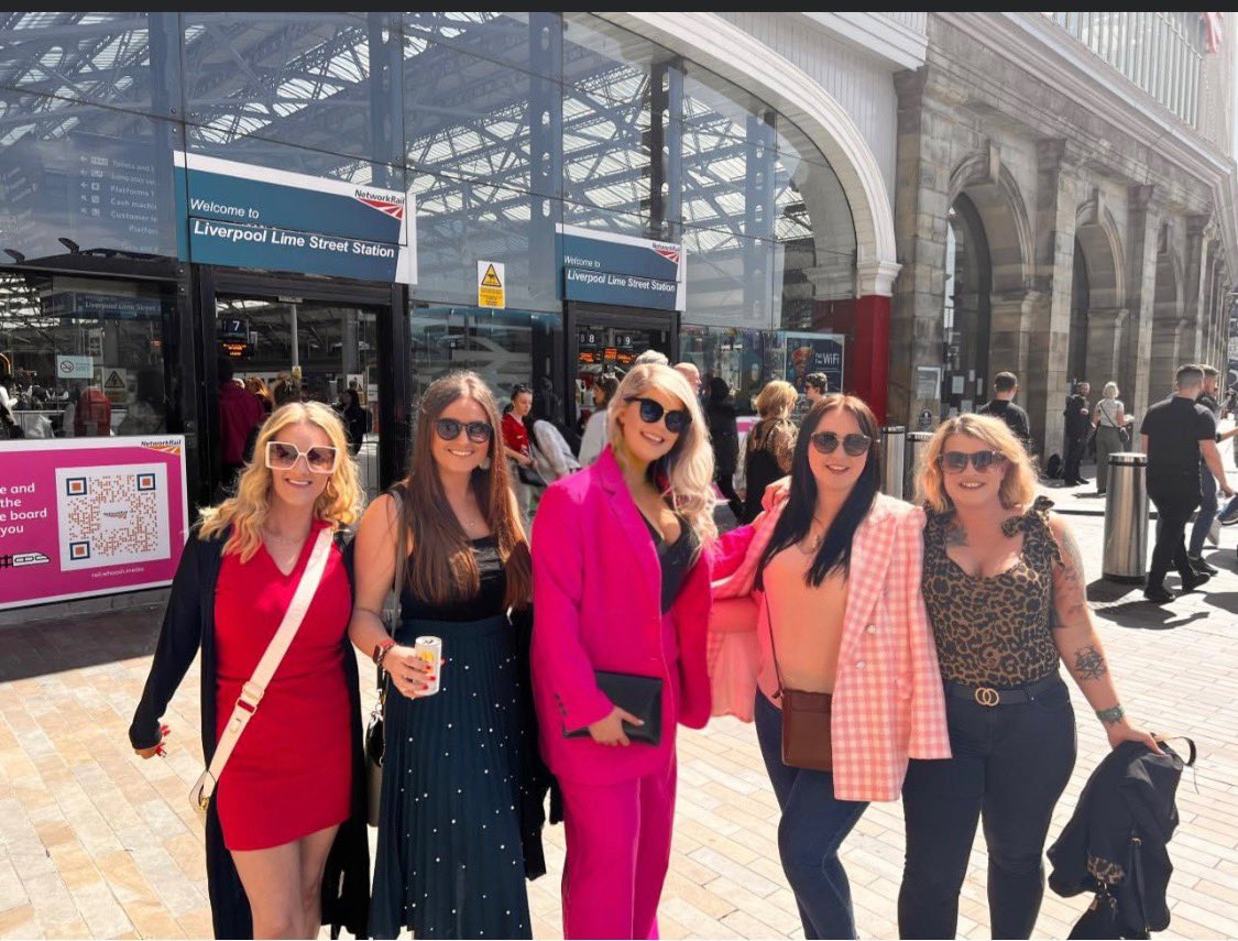 ShellyjBean's tweet photo. A birthday like no other with Girls like no other ❤️
Who knows maybe by my 33rd birthday yous might have finally made me move to Manchester 🤷🏼‍♀️😂 #birthdaygirl #ManchesterCity #girlgang #myloves #selfie #Liverpool https://t.co/Ui8b0OkcNe