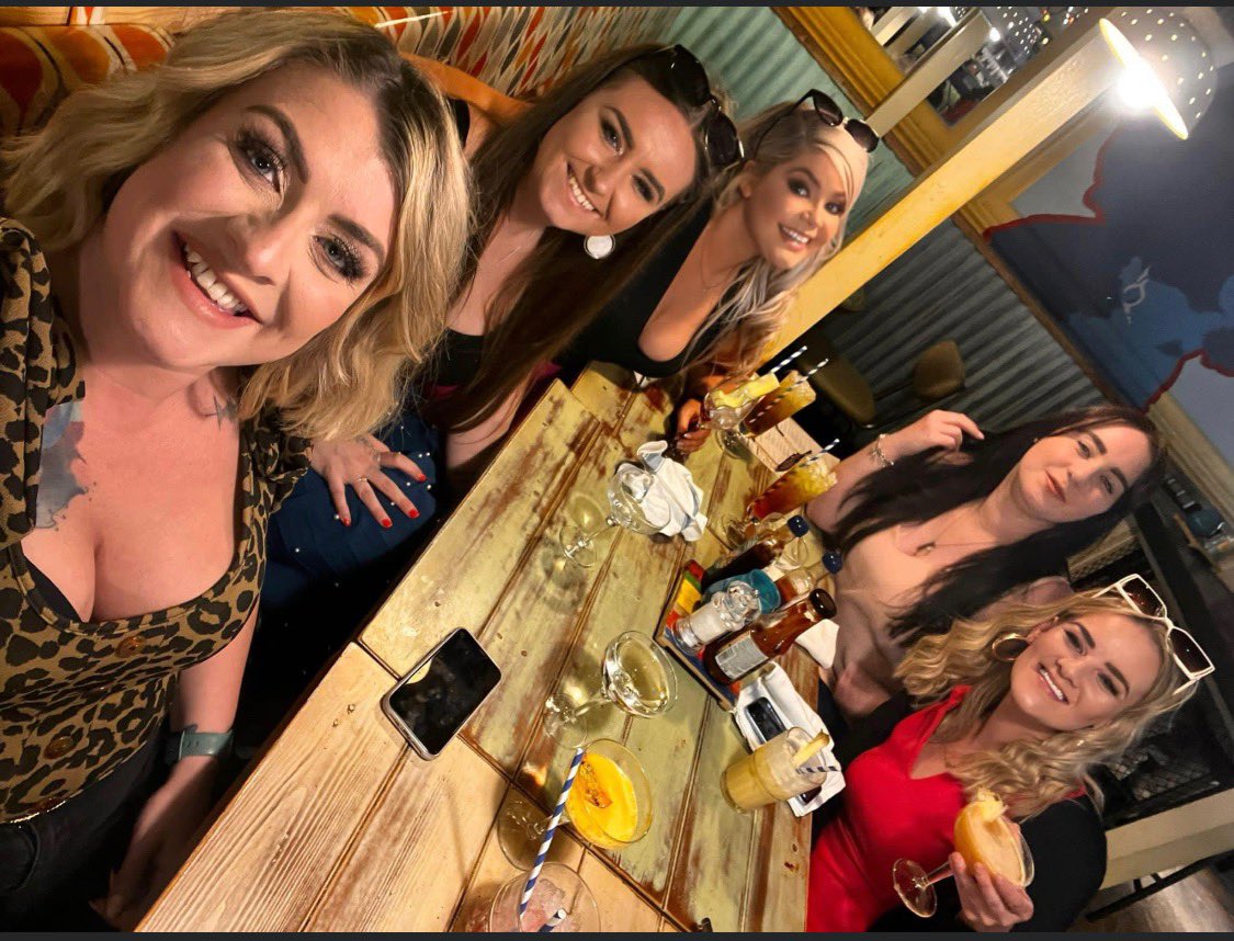 ShellyjBean's tweet photo. A birthday like no other with Girls like no other ❤️
Who knows maybe by my 33rd birthday yous might have finally made me move to Manchester 🤷🏼‍♀️😂 #birthdaygirl #ManchesterCity #girlgang #myloves #selfie #Liverpool https://t.co/Ui8b0OkcNe