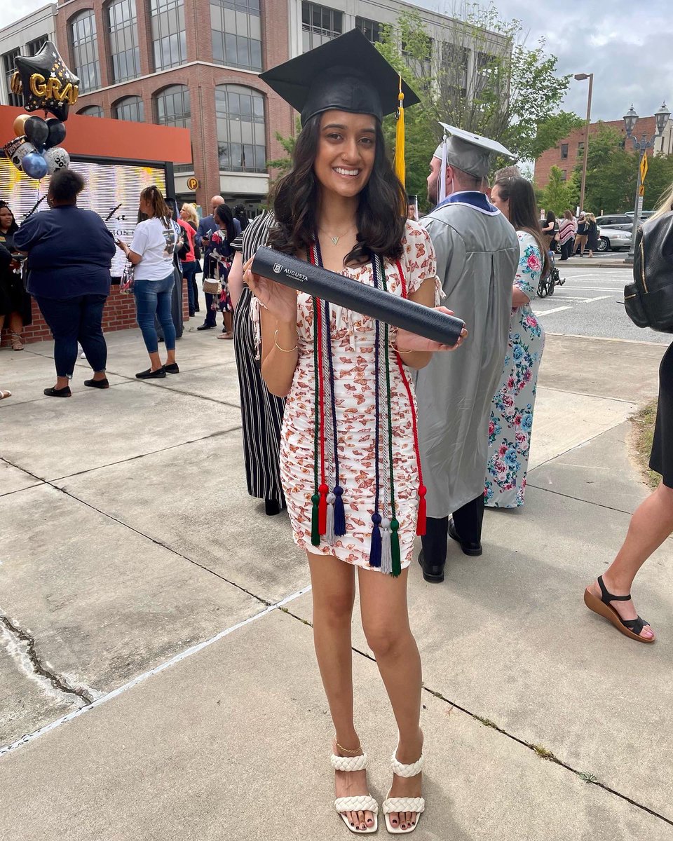 rheyaag's tweet photo. graduated🤠🤠 https://t.co/RLJX2oaQTM