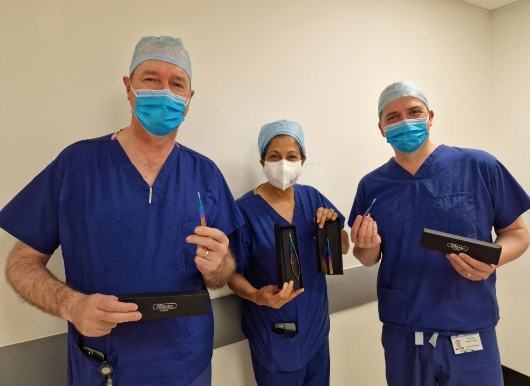 Here are some of QVH’s wonderful consultant plastic surgeons showing off the delicate brightly coloured instruments 😊#freeflapreconstruction #diepflap #tugflap #lugflap #microsurgery #supermicrosurgery #plasticsurgery #plasticsurgeon  #breastreconstruction