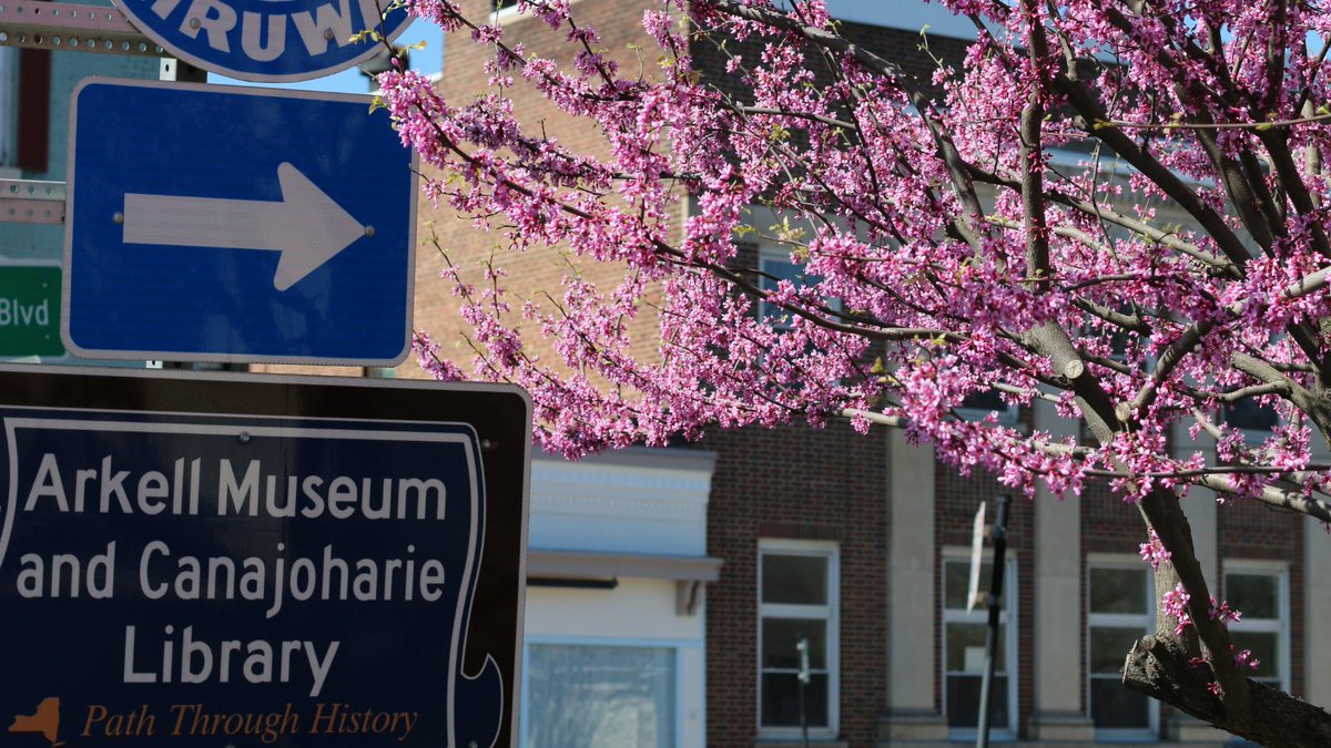 ArkellMuseum's tweet photo. Please turn right at the red bud tree 😍
#Garden #ArkellMuseum #CanajoStrong #RedBudTree #Spring2022 https://t.co/ZFMEmS29z9