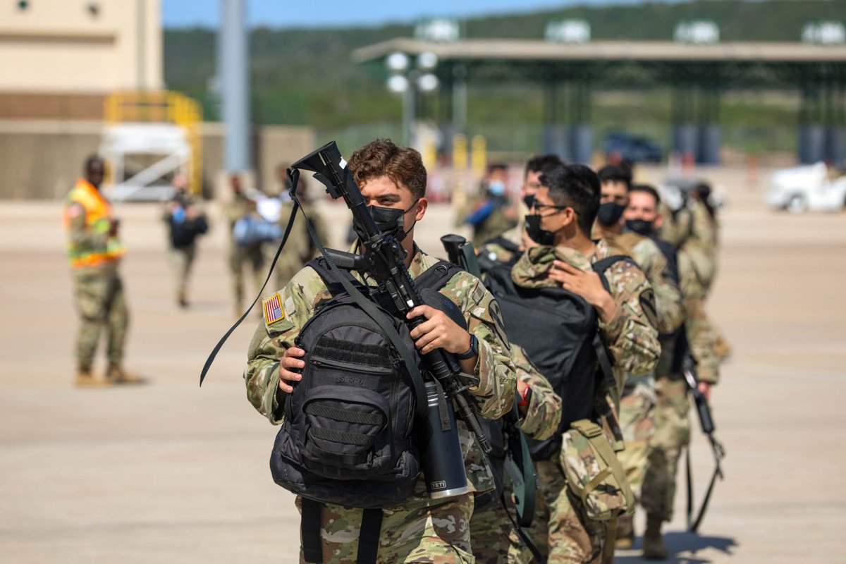 1stCavalryDiv's tweet photo. @1stCavalryDivisionSustainmentBrigade, who were seen off by Wagonmaster 6 and Wrangler 6 on their deployment from Fort Hood to Camp Arifjan, Kuwait, Saturday, May 14.
#LiveTheLegend #WeAreTheCAV #FirstTeam #wagonmasterproud #wrangler #WeAreTheCAV #bigyellowpatch https://t.co/YHw2Re3MdO