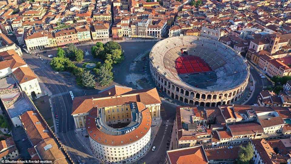 TheNorskaPaul's tweet photo. The #RomanAmpitheatre in lovely #Verona #Italy 🇮🇹
It has held a summer opera festival every year since 1913, apart from world wars & covid.
The structure is made from white & pink limestone from the wine region, #Valpolicella 🍷😊 https://t.co/z9NrMrx11x