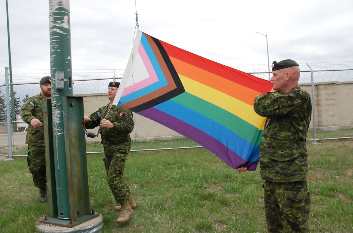 3CdnDiv3DivCA's tweet photo. Today the #3DivOneTeam raised the Pride flag across our division, marking the International Day Against Homophobia, Transphobia & Biphobia. https://t.co/CVNEOZOSrA