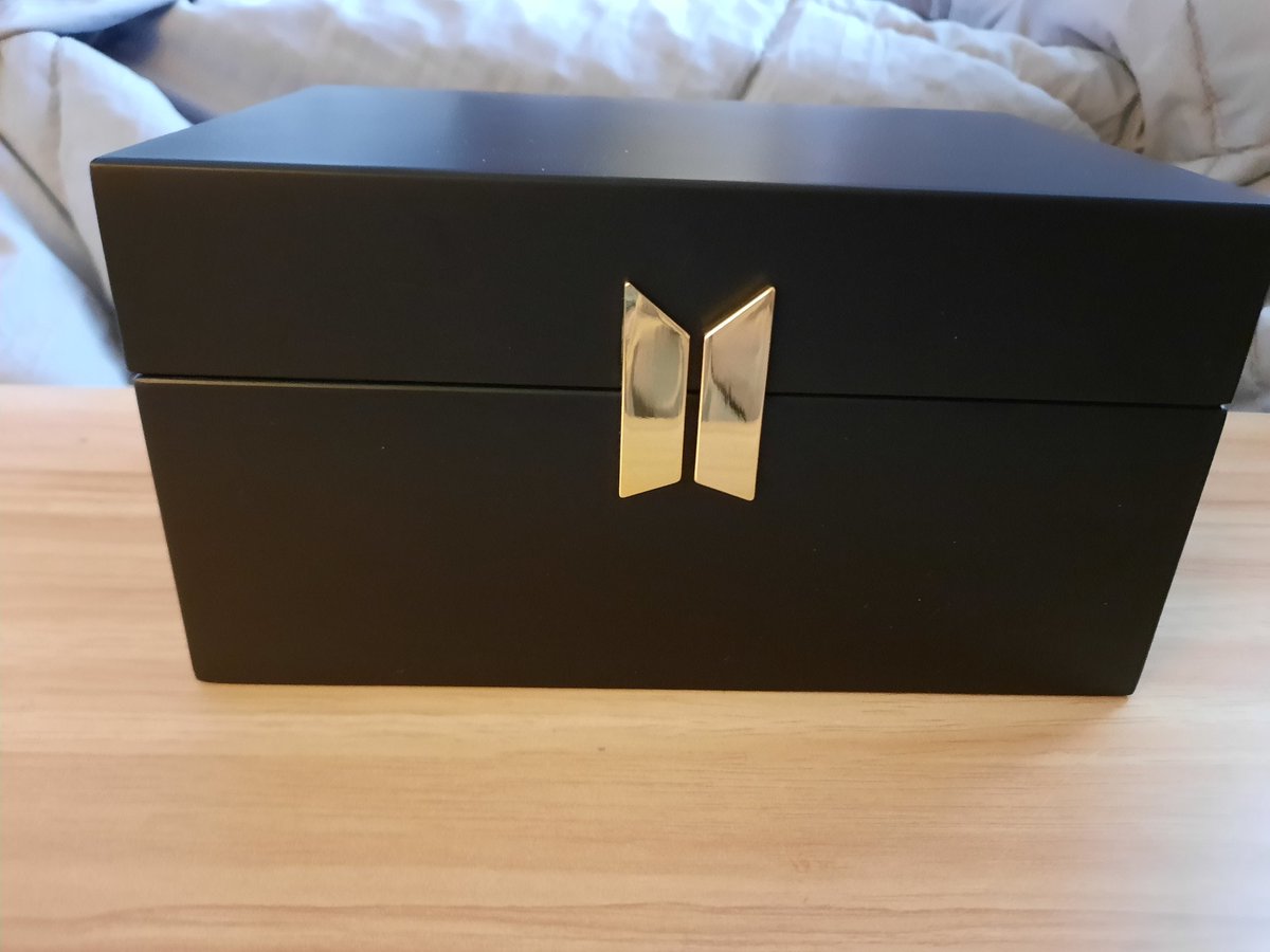 BTSxWisconsin's tweet photo. Every time I receive one of my merch boxes I say this is the most precious thing ever....but this time I'm in actual tears. This is the most precious gift.
Gahhh I love @BTS_twt
#WisconsinArmy #BTS #BTSARMY https://t.co/7aZrumaohc