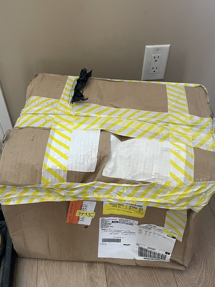 TejG_Wal's tweet photo. @Nike love the shoes. don’t love how long it took to be delivered just for them to be dirty… https://t.co/izPTAFTpdo