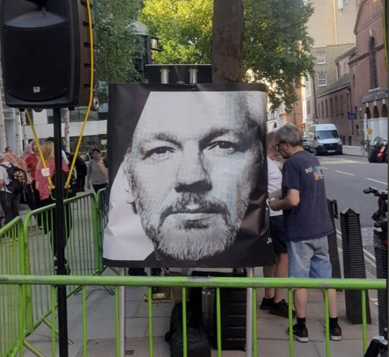 GravityLx's tweet photo. Out for Assange this evening. 
Let's hope the decision in the next few days is the correct one! 
Do the right thing @pritipatel 🙏🏽
#wikileaksfounder #FreeAssangeNOW #WikiLeaks @DefendAssange @AssangeDAO https://t.co/3Fkh7WvCSz