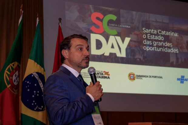 GovSC's tweet photo. #SCDay: governador @CarlosMoises apresenta potencialidades de #SantaCatarina para 30 países na Embaixada de Portugal, em Brasília, nesta terça-feira, 17. https://t.co/QobVcC5qWl