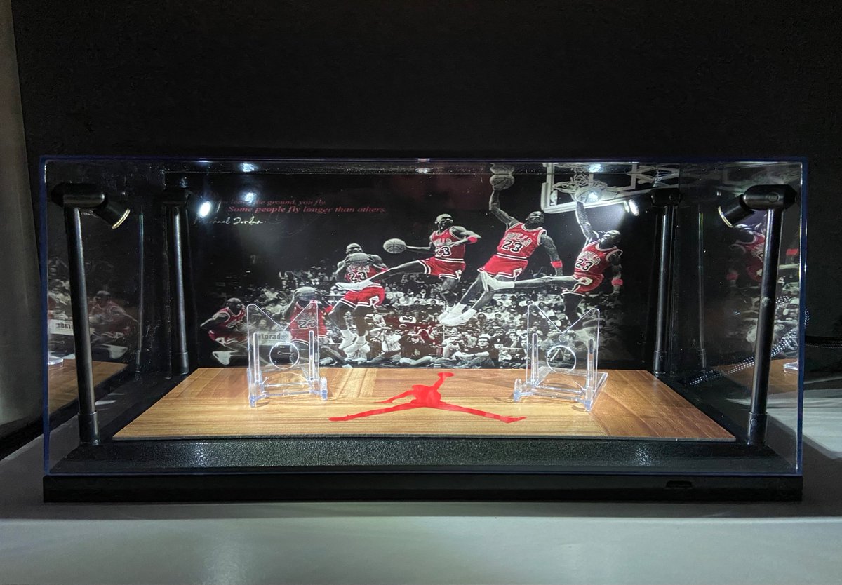 BReese01376963's tweet photo. Case info 
225$ shipped (us)
4 Swivel LED lights
Battery operated 
On and off push button
USB port- cord included 
2 adjustable Card stands
Fits 2-3 graded PSA/BGS
Fits mini helmets 
Custom flooring with logo
Exterior Dimensions: : 15.5" L x 6.5" W x 6.5" H
Custom work as well https://t.co/TIlMJ6SQIU