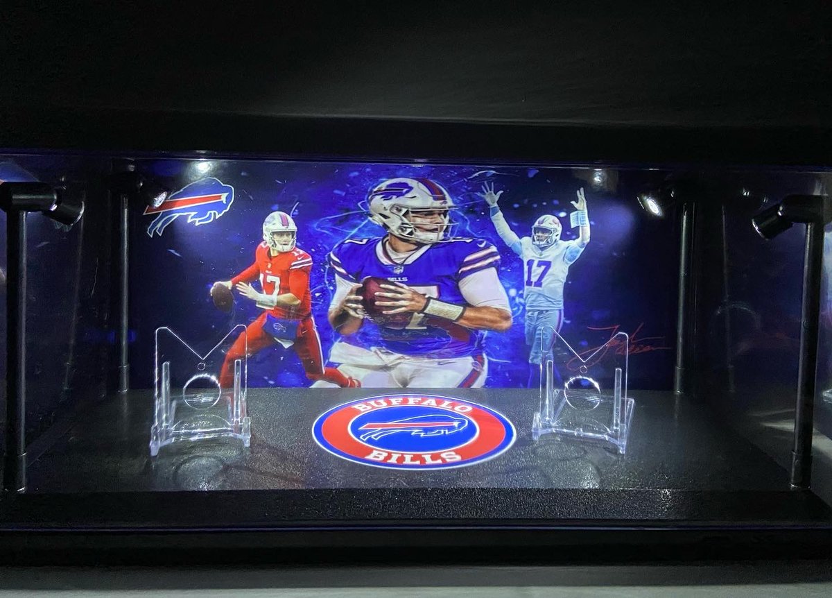 BReese01376963's tweet photo. Case info 
225$ shipped (us)
4 Swivel LED lights
Battery operated 
On and off push button
USB port- cord included 
2 adjustable Card stands
Fits 2-3 graded PSA/BGS
Fits mini helmets 
Custom flooring with logo
Exterior Dimensions: : 15.5" L x 6.5" W x 6.5" H
Custom work as well https://t.co/TIlMJ6SQIU