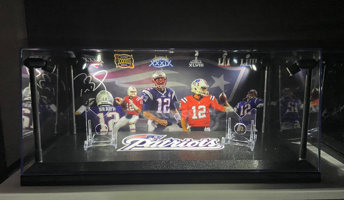 BReese01376963's tweet photo. Case info 
225$ shipped (us)
4 Swivel LED lights
Battery operated 
On and off push button
USB port- cord included 
2 adjustable Card stands
Fits 2-3 graded PSA/BGS
Fits mini helmets 
Custom flooring with logo
Exterior Dimensions: : 15.5" L x 6.5" W x 6.5" H
Custom work as well https://t.co/TIlMJ6SQIU