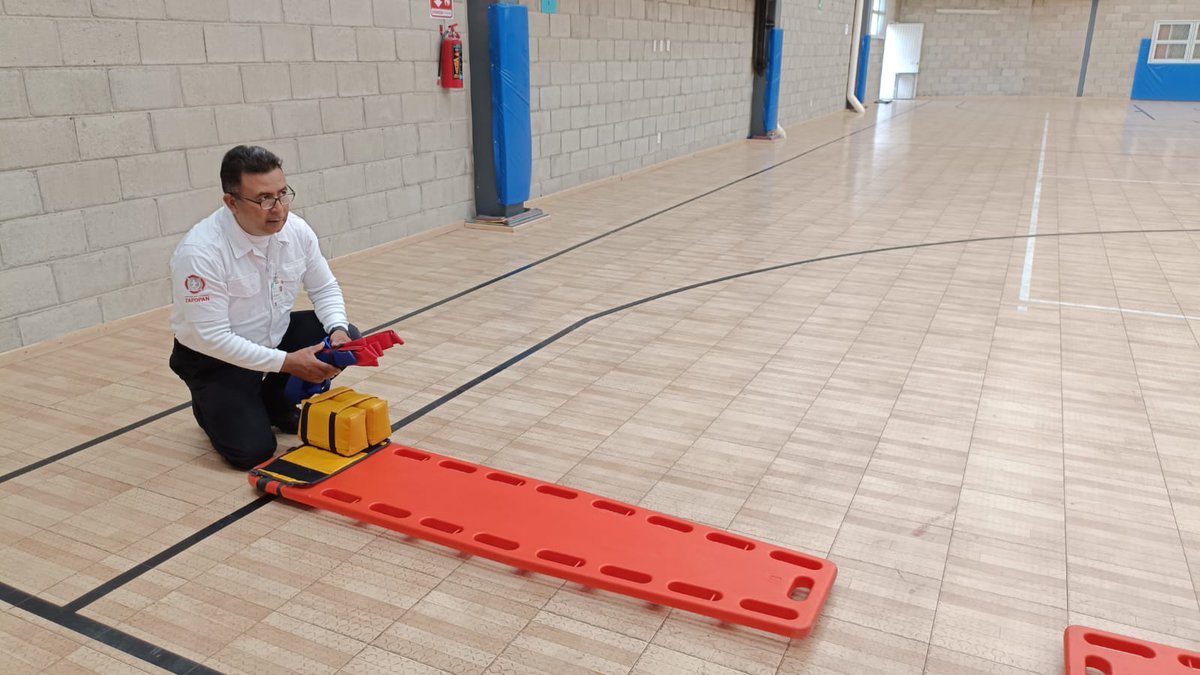 UMPCyBZ's tweet photo. #Entérate
Cerca de 100 alumnos de preparatoria del 
@cedicolegio participaron en el curso de "Primeros Auxilios" que imparten 3 de nuestros Oficiales de la #UnidadDeCapacitación.

Se abordan 3 temas principales: Técnica RCP, maniobras con tabla rígida y tipos de vendajes. (1/3) https://t.co/xPpYXi8eR0
