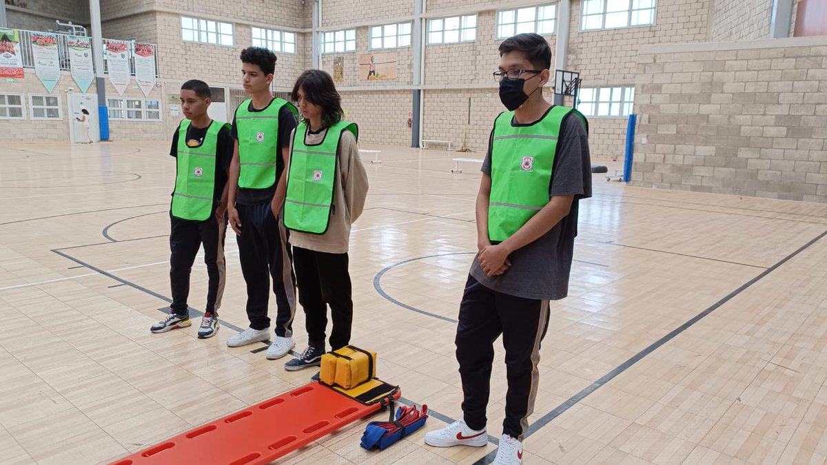 UMPCyBZ's tweet photo. #Entérate
Cerca de 100 alumnos de preparatoria del 
@cedicolegio participaron en el curso de "Primeros Auxilios" que imparten 3 de nuestros Oficiales de la #UnidadDeCapacitación.

Se abordan 3 temas principales: Técnica RCP, maniobras con tabla rígida y tipos de vendajes. (1/3) https://t.co/xPpYXi8eR0