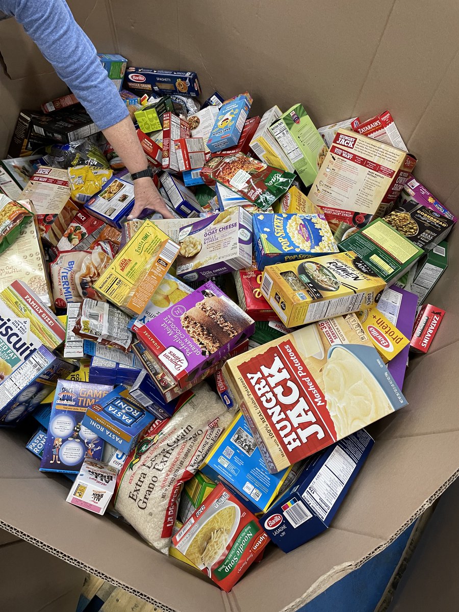 RealGreenSys's tweet photo. Today a few of our awesome Real Greeners and WorkWavers took some time out of their day to #volunteer to pack some #emergency #foodboxes for those in our #community. Proud to partner with Lighthouse!
#StrongerTogether #RealGreenPride #WorkWaveCares https://t.co/vXakXJVz65