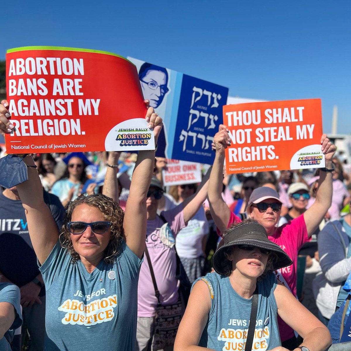 SheilaKatz1's tweet photo. 4,000 Jews rallied today to say loudly that abortion access is a Jewish value. I’m so proud of our community. ❤️ https://t.co/PK75jq3jTG