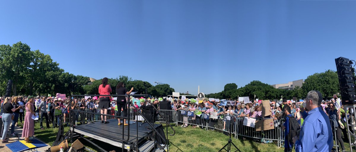 SheilaKatz1's tweet photo. 4,000 Jews rallied today to say loudly that abortion access is a Jewish value. I’m so proud of our community. ❤️ https://t.co/PK75jq3jTG