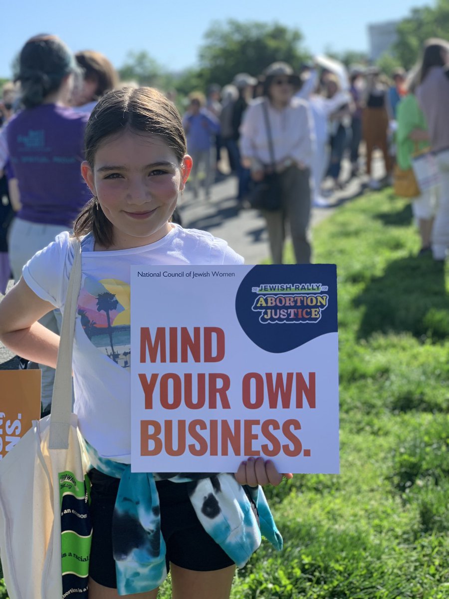 SheilaKatz1's tweet photo. 4,000 Jews rallied today to say loudly that abortion access is a Jewish value. I’m so proud of our community. ❤️ https://t.co/PK75jq3jTG