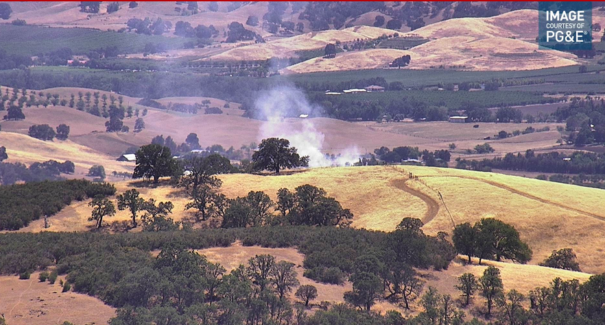 Sarah_Stierch's tweet photo. 🔥🚨#YOLOCOUNTY | #CAPAY 🚨🔥

#ThistleFire first reported at 2:06 PM 5/17 as a grass fire at 20898 County Rd 79B in Capay Valley

—5/17 2:11 PM—
🔥1 acre
🔥Slow rate of spread
🚒Crews are on site

🎥Bald Mtn Guinda: https://t.co/qVNrZXHiuK 

Follow this thread for updates. https://t.co/JhfClCUlFU