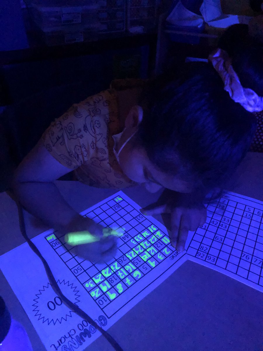 FirstiesFun's tweet image. #ABCountdown G is for Glow day! So much fun today! 💛 #YES_Bulldogs #firstgrade