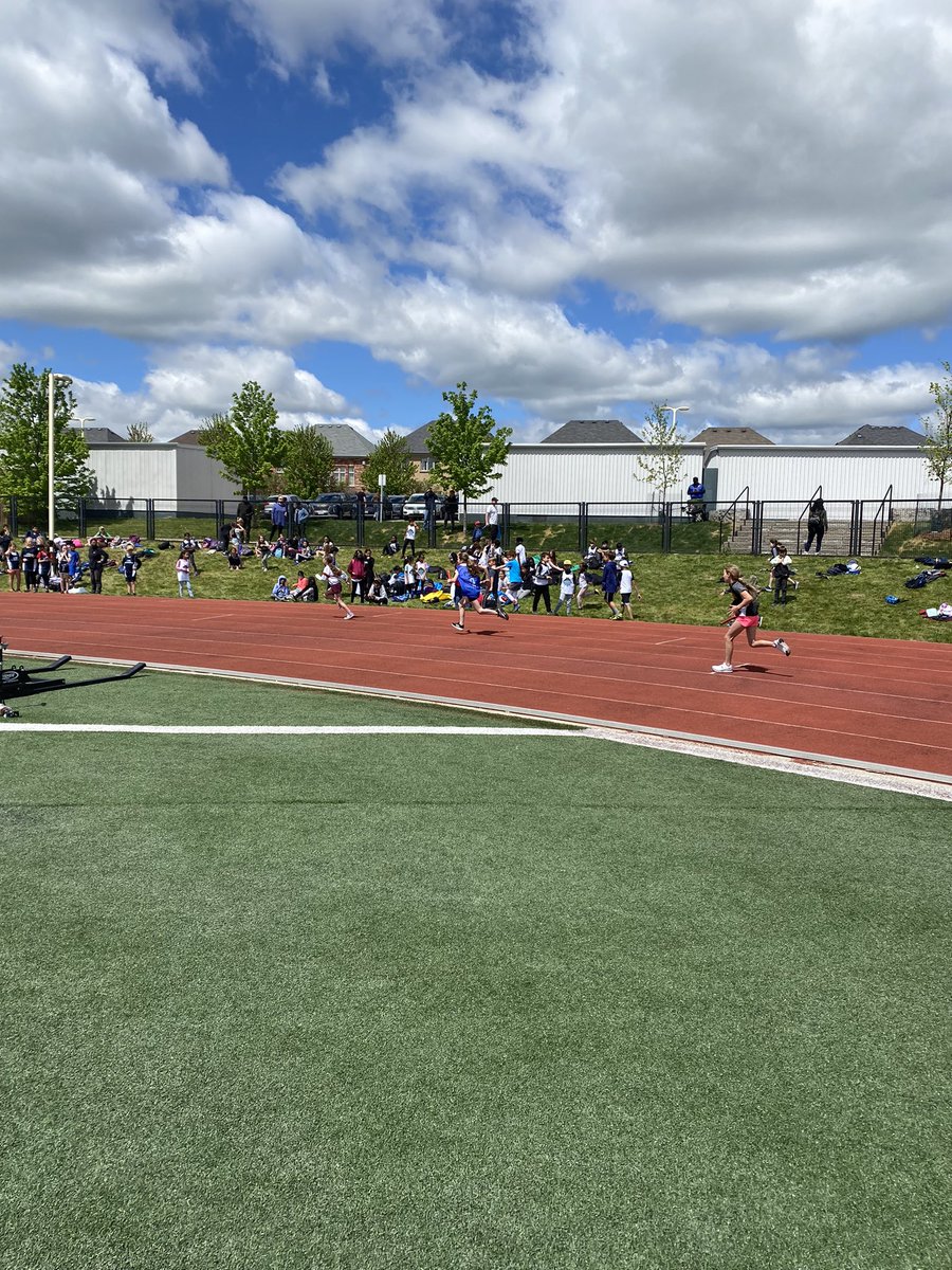 msallywilliams's tweet photo. It felt so good to be back at Jr. Relay! The ☀️ was shining, our ❤️ were beating, and 😃 were everywhere. Thanks so much @HDSBElemAthl for an awesome event day! Way to go, @oodps1 🦅 Eagles! https://t.co/P7BfJwSVRk