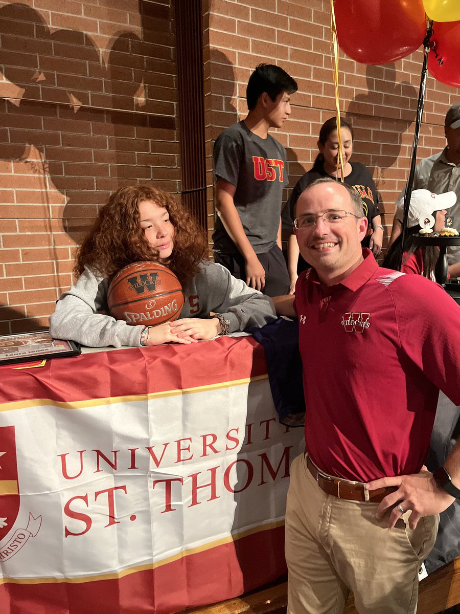 laurajeanette10's tweet photo. Signing day!!! @USTWBB https://t.co/qbPPDBHDbk
