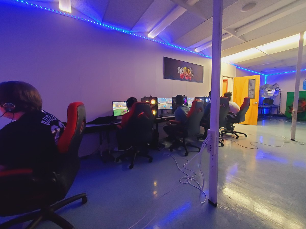 CoachJuliusPBG's tweet photo. In the lab getting ready for Nationals. Only 16 Rocket League Teams in the Nation get selected to this event. Guess what, we one of them. No days off @PBLRetroRamz! #top16 #IntheNation #Rocketleague #PBL #eSports #NewTakeOver https://t.co/kDLQGTpdn5