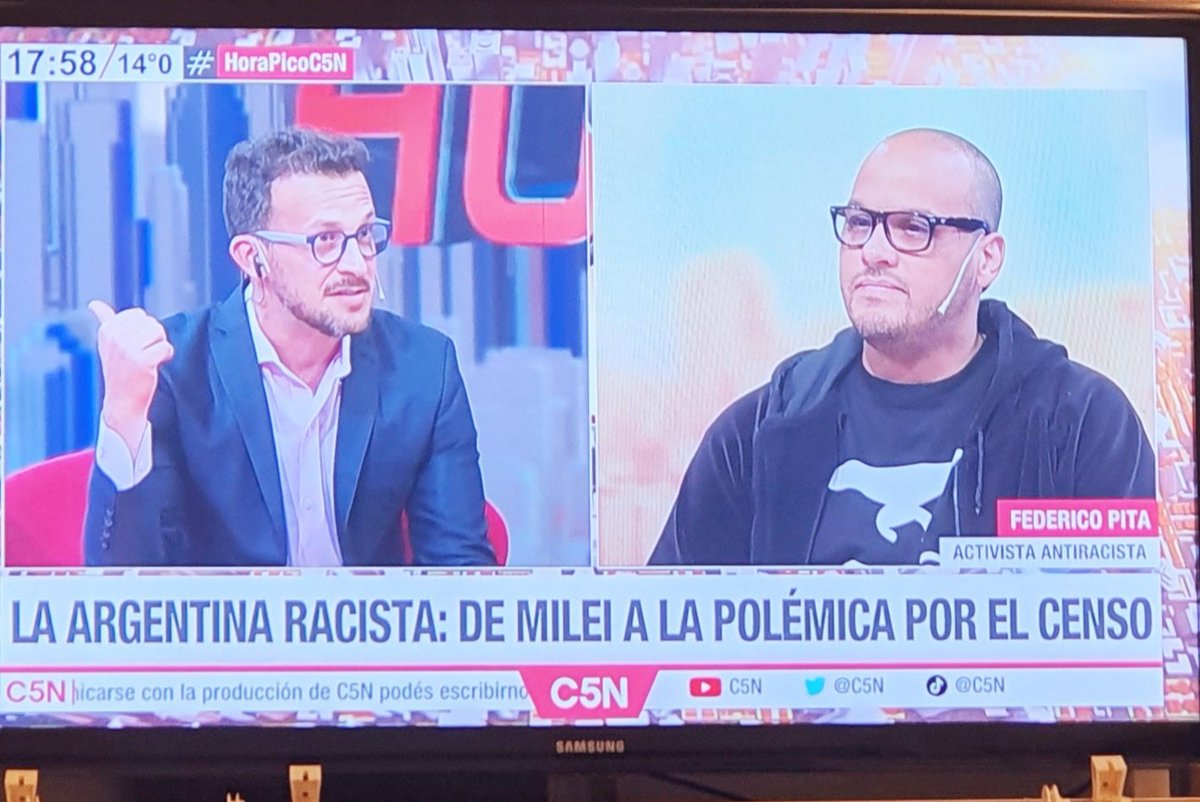 hombrepullover's tweet photo. Este mal periodista @aleberco linkea a Milei con el Ataque racista de Bufalo en USA y antes de eso le cortaba una entrevista al titular del @cesvi porque no le daba la razon de que los que tienen autos importantes eran mas irrespetuosos de la ley y cometian mas delitos al volante https://t.co/s35EbW5MPt